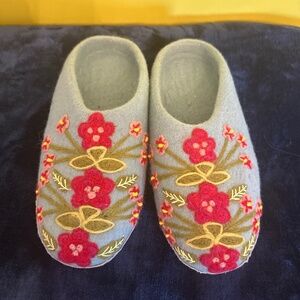 French Knot Lindsay Mason “Secret Garden” 100% Wool Slipper Shoes Large